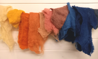 Plantaardig geverfde wol in het atelier